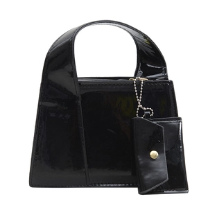 Sac à main noir brillant en cuir verni avec une mini pochette et chaîne argentée