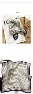 Détail d'un foulard en soie de luxe avec imprimés géométriques sur un blazer beige