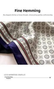 Gros plan des bords finement cousus du foulard en soie vintage aux motifs géométriques
