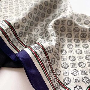 Détail du foulard en soie avec imprimé médaillon géométrique et texture satinée