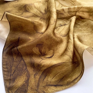 Élégante écharpe en soie aux motifs floraux vintage marron et or sur fond blanc