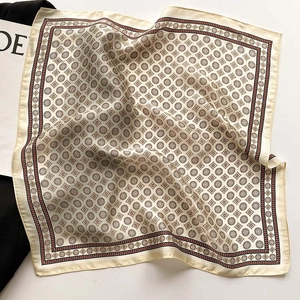 Détail d'un carré de soie avec motif mandala et texture satinée élégante