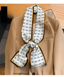 Dettaglio foulard in seta bianca con stampa a farfalla e bordo a contrasto arancione