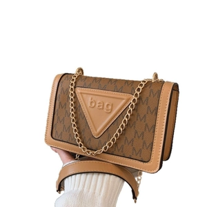 Klassische quadratische Umhängetasche mit Monogramm, Goldkette und braunem Lederbesatz