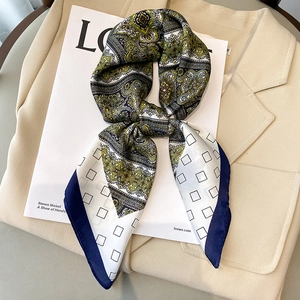Pañuelo de seda estilo francés con estampado paisley sobre blazer beige, accesorio elegante