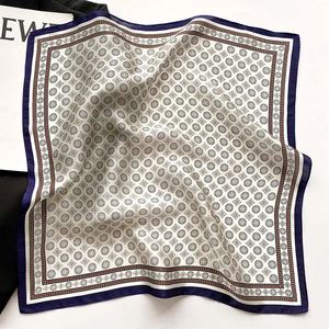 Carré de soie bleu marine élégant avec motif géométrique et texture satinée lisse