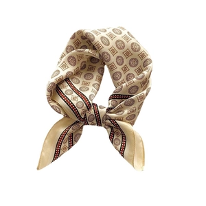 Carré de soie vintage élégant avec motifs géométriques rétro sur fond blanc éclatant