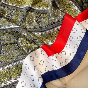 Vista de detalle de la textura sedosa y el estampado paisley del pañuelo de seda francés