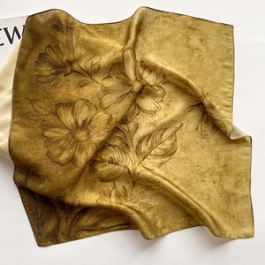 Carré de soie doré avec motifs floraux élégants et finition satinée pour femme