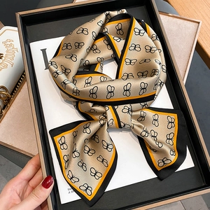 Elegante foulard in seta champagne con stampa a farfalla nera e bordo a contrasto arancione