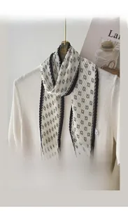 Détail d'un foulard en soie plissé avec motif géométrique noir et blanc chic