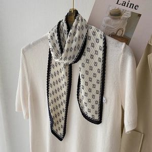 Écharpe plissée élégante noir et blanc avec imprimé géométrique lettre G femme