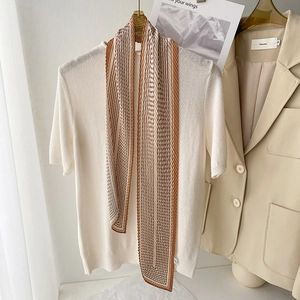Dettaglio della trama plissettata e del motivo a righe di questo foulard alla moda