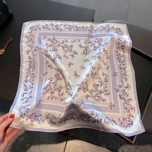 Foulard élégant en soie avec imprimé papillon lavande, carré de cou léger pour femmes