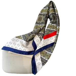 Pañuelo de seda estilo francés con estampado paisley y bordes azul marino
