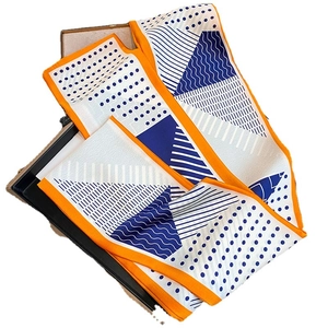 Sciarpa sottile in seta con pois e stampe geometriche in arancione e blu navy