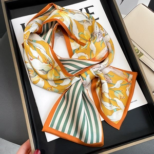Longue écharpe en soie florale et rayée pour femme en orange et blanc ivoire