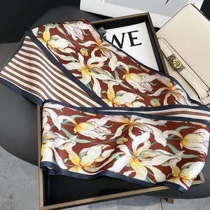 Écharpe étroite en soie élégante avec motifs de lys et rayures marron classiques