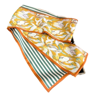 Foulard étroit en soie jaune à fleurs avec rayures vertes et coutures contrastées orange