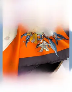 Gros plan détaillé montrant les coutures de précision d'un foulard en soie à fleurs