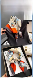 Détail du foulard carré en soie avec imprimé floral vintage et présentation en coffret