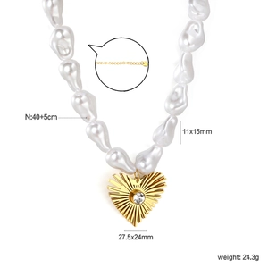 Collier perles baroques avec pendentif cœur doré et zircon, montrant les dimensions