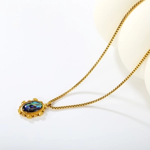 Collier avec pendentif ovale en nacre d'abalone et chaîne box dorée pour femme