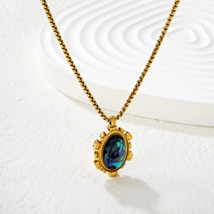 Collier doré avec pendentif ovale irrégulier en nacre d'abalone style vintage