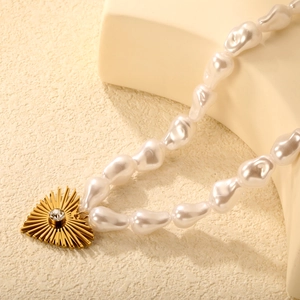 Collier élégant en perles baroques françaises avec pendentif cœur doré et oxyde de zircon