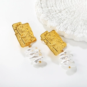 Boucles d'oreilles martelées or 18k avec perles baroques et métal géométrique irrégulier