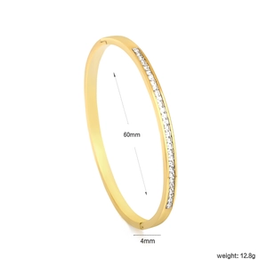 Détail du bracelet doré avec zircons montrant les dimensions de 60 mm et 4 mm de large