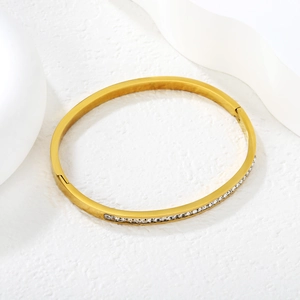 Bracelet minimaliste en acier inoxydable plaqué or 18K avec zircons étincelants