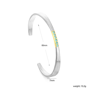 Détail du bracelet argenté avec incrustation dorée, pierres bleues et diamètre de 60 mm
