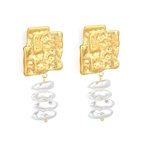 Boucles d'oreilles martelées dorées irrégulières avec quatre perles baroques blanches
