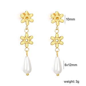 Détail de boucles d'oreilles fleur en or 18k avec perles et spécifications de taille