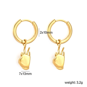 Dettaglio orecchini a cerchio dorati con gesto mano OK da 2x10mm e ciondoli 7x13mm