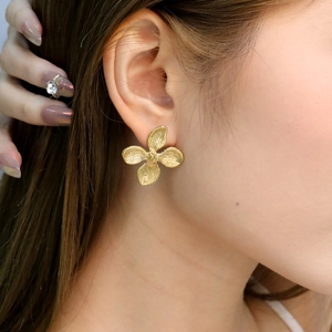 Boucles D'oreilles Fleurs Acier Inoxydable Plaqué Or Quatre Pétales Texturé Design De Niche Élégant Pour Femmes