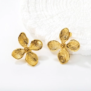 Boucles d'oreilles fleurs à quatre pétales en acier inoxydable doré avec texture fine