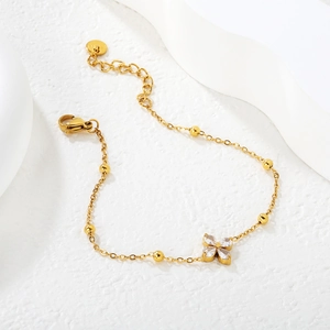 Elegant gold chain bracelet with clover pendant and sparkling cubic zirconia inlay