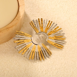 Boucles d'oreilles éventail bicolores or et argent avec motif de feu d'artifice