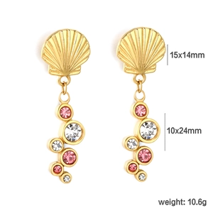 Vue détaillée de boucles d'oreilles coquillage dorées avec pampilles en strass roses