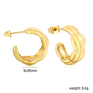 Vue détaillée des boucles d'oreilles créoles épaisses en plaqué or 18k avec côtes