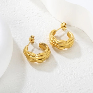 Boucles d'oreilles C en acier inoxydable doré 18K avec texture ondulée élégante