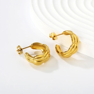 Boucles d'oreilles créoles en forme de C dorées 18K avec texture ondulée en 3D