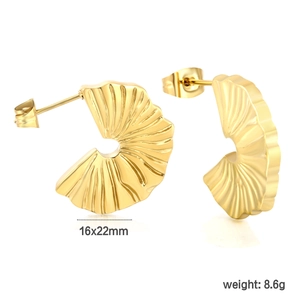 Detail of 18k gold irregular fan earrings with dimensions 16x22mm and weight of 8.6g