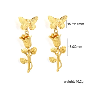 Détail de boucles d'oreilles dorées papillon et rose avec spécifications de taille