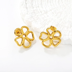 Élégantes boucles d'oreilles fleur évidées plaquées or 18k avec texture martelée