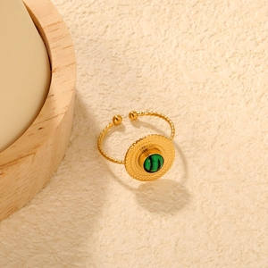 Retro gold twisted band ring with circular green malachite stone in vintage palace style