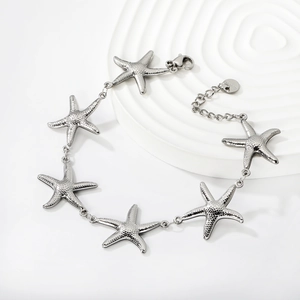 Détail macro du bracelet à breloques étoile de mer argentée avec fermoir et chaîne réglable