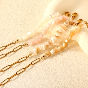 Lot de quatre chaînes à trombones dorées avec perles en nacre colorée pour femme